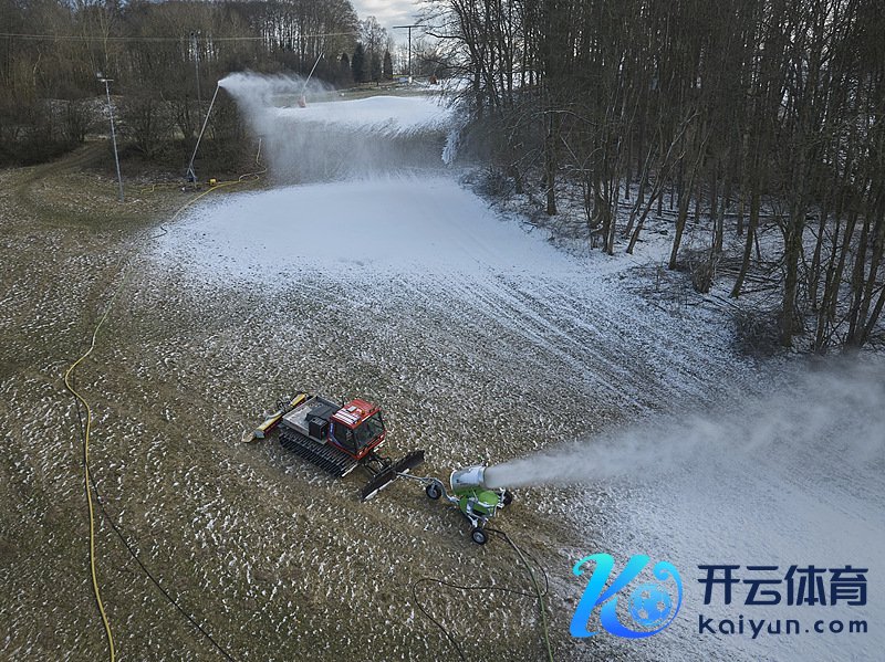 △本年1月，德国韦斯特瓦尔德县滑雪场启动造雪